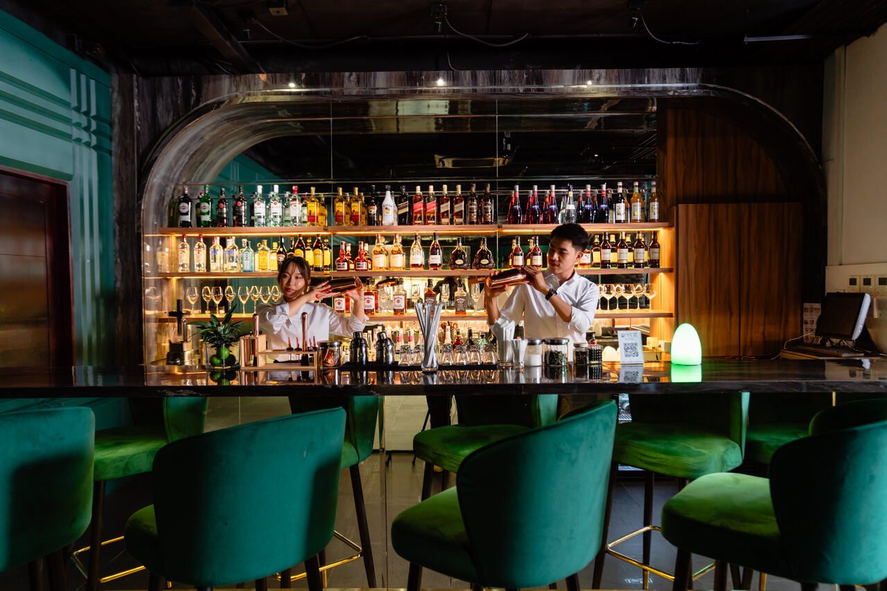 Dining & Bar